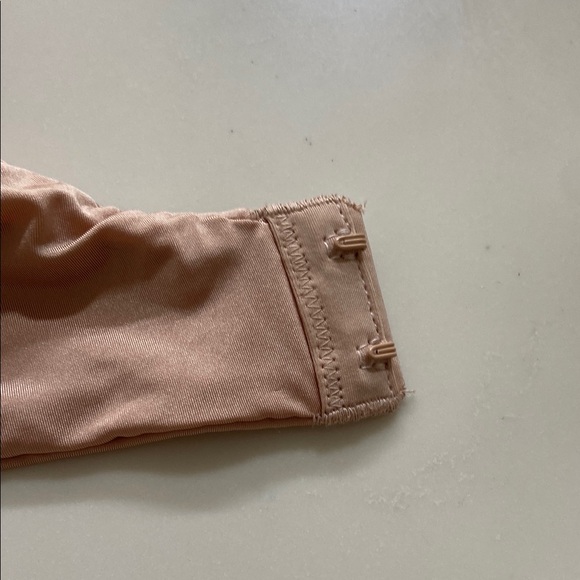 SKIMS Nude Plunge Bra - Picture 9 of 16